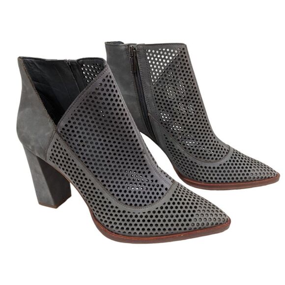 NWOT Vince Camuto Levesna Grey Suede Leather Cut Out Block Heel Boots Size 9M - Picture 1 of 11